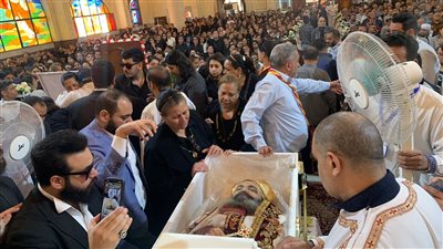 المئات من أقباط بورسعيد يشيعون جثمان القس أندراوس كاهن كنيسة مارمينا (صور)