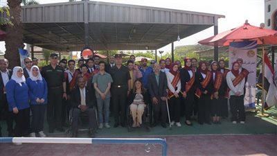 وفد طلاب ذوي الهمم بجامعة عين شمس يشهد افتتاح معرض لمنتجات ذوي الإعاقة