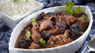 طريقة عمل طاجن اللحم بالقراصيا من مطبخ الشيف توتا مراد (فيديو)