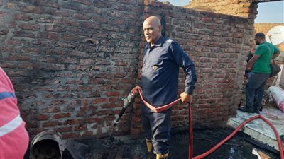 السيطرة على حريق أعلى سطح عمارة سكنية بمدينة إسنا بالأقصر