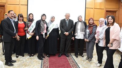  رئيس القابضة يكرم الأم المثالية لشركة مياه الأقصر والفائزة على مستوى الجمهورية
