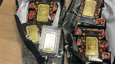 ضبط سبائك ذهبية داخل شيكولاتة وعلى جسد راكب في مطار القاهرة (صور)