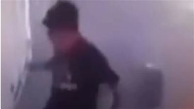 لحظة نجاة طفل فلسطيني من موت محقق بشظايا صاروخ إسرائيلي في غزة (فيديو)