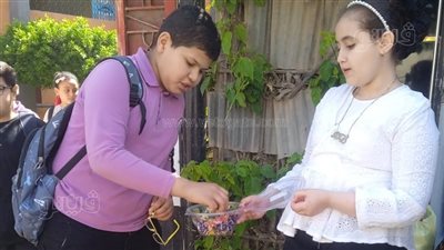 تلميذة توزع بنبوني على زملائها بعد الامتحانات فى المنوفية (فيديو وصور)