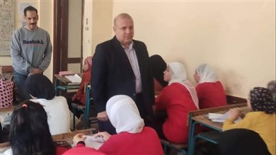 وكيل تعليم دمياط يتفقد لجان آخر أيام امتحانات النقل لمرحلة التعليم الأساسى 