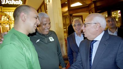 محافظ بورسعيد يلتقى بالجهاز الفنى الجديد للمصرى (صور)