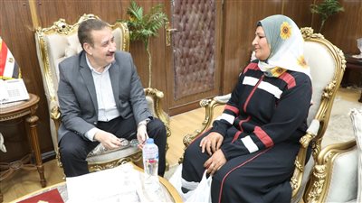 استجابة لـ فيتو، أبو ليمون يلتقي صيادة المنوفية ويقدم لها مساعدات مالية 