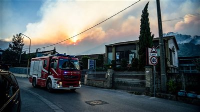 انفجار بوسط ميلان الإيطالية واحتراق عدد من المركبات