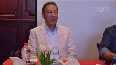 هاني الناظر على فراش المرض يطمئن متابعيه ويعلن عودة استقبال أسئلتهم الطبية 