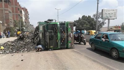 تسيير حركة المرور بعد انقلاب سيارة نقل على الطريق الزراعي في الغربية (فيديو)