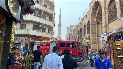 5 سيارات إطفاء تخمد حريق مخزن أخشاب في شارع المعز 