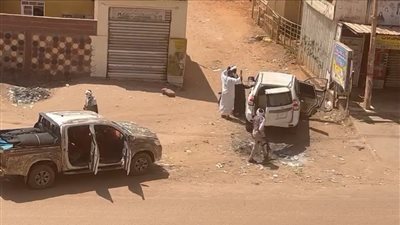فوضى السودان، مسلحون يستولون على سيارة سيدة بالقوة في وضح النهار 