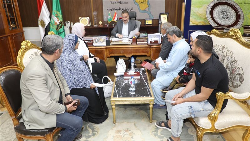 المحافظ مع الاسرة،