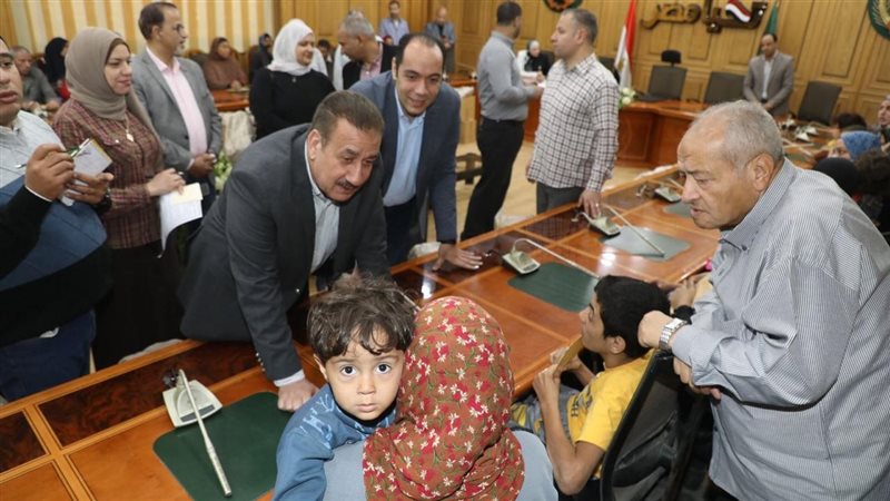 محافظ المنوفية يسلم