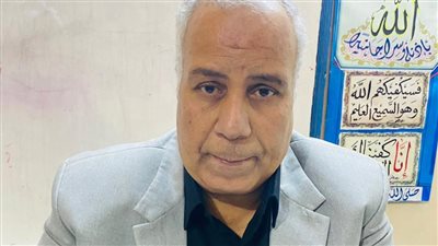 33 عامًا يُعلم الخط العربي بالمجان، مُعلم منياوي يحول شقته لفصول لتعليم جميع الفئات، ويؤكد: وصيتي للخريجين انشروه في كل مكان