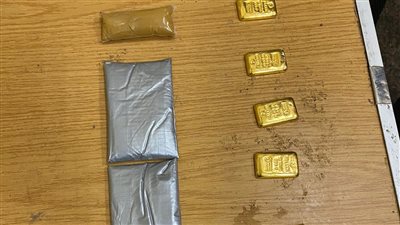 ضبط محاولات تهريب عقاقير مخدرة وسبائك ذهبية على جسد راكب بمطار القاهرة