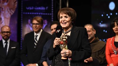 تكريم خاص لـ سمير صبري من مهرجان المركز الكاثوليكي وسميرة أحمد: بستلم جائزة أخويا (فيديو)