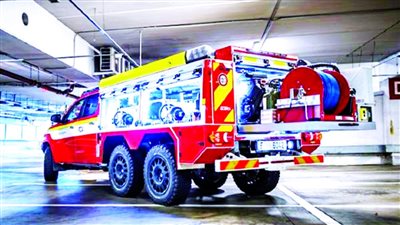 تطوير عربة إطفاء جديدة للتعامل مع السيارات الكهربائية 