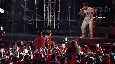 آلاف الشباب يحتشدون في حفل الساوند كلاش لعفروتو وشارموفرز (فيديو وصور)