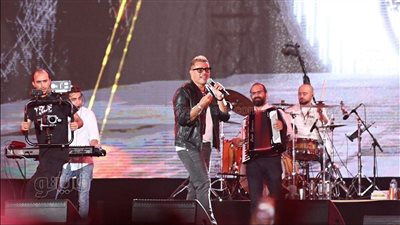 عمرو دياب يداعب جمهوره بالجامعة الأمريكية بعد طلبهم عددا كبيرا من الأغاني (فيديو)