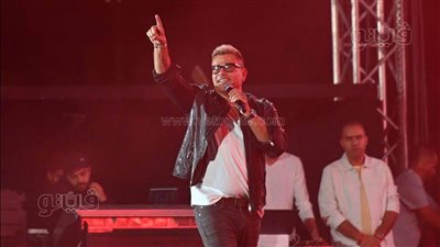 وصلة رقص للكابلز بحفل عمرو دياب على أغنية قدام مرايتها ونور العين (فيديو)