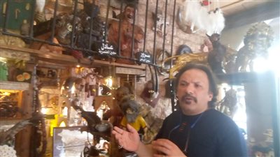 الإنسانية الغائبة.. فنان سكندري يحول كافيه لمتحف فني يجسد الواقع (صور)