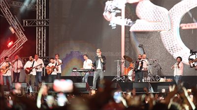 عمرو دياب يتألق في حفل كامل العدد بالجامعة الأمريكية (فيديو وصور)