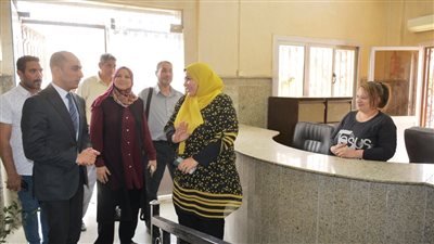 نائب محافظ سوهاج يتفقد المركز التكنولوجي لخدمة المواطنين في طِما (صور)