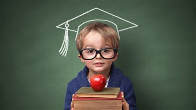 ترك الطفل ساعات طويلة أمام الكارتون يعرضه للخطر (فيديو) 