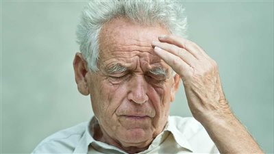 أعراض الزهايمر، وطرق التعامل مع المريض وتغذيته