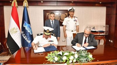 هيئة قناة السويس وجهاز الصناعات البحرية يوقعان عقدا لبناء 2 لنش قاطرة 