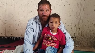 أصيب بانفجار القولون، معاناة الطفل عمار بسبب الإهمال الطبي بالبحيرة (فيديو)