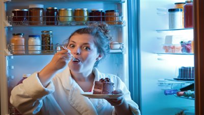 رحلة نحو سوء الهضم والسمنة، دراسات تكشف مخاطر الأكل السريع