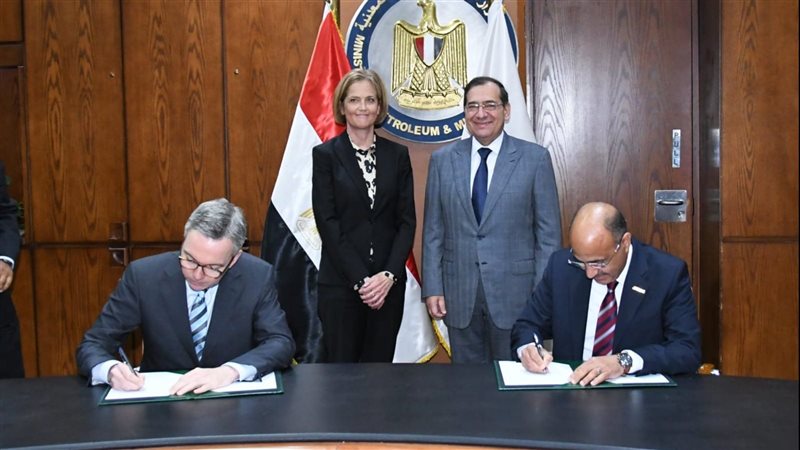 وزير البترول والسفيرة