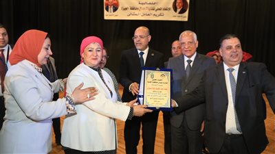 محافظ الجيزة يكرم عائشة عبد الهادي وزير القوى العاملة الأسبق (صور)