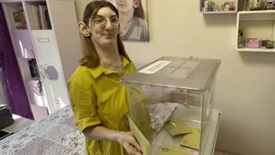 أطول امرأة في العالم تدلي بصوتها في الانتخابات التركية
