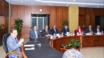 وزير البترول يسلم أول رخصة لخدمة مزاولة الشركات العالمية لتموين السفن بالوقود