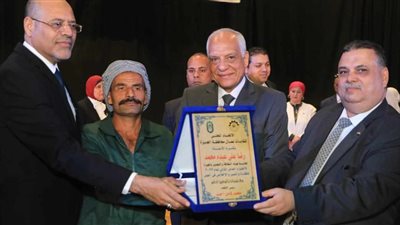 رئيس اتحاد العمال ومحافظ الجيزة يشاركان في حفل تكريم 200 عامل متميز 