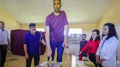  أطول رجل في العالم يدلي بصوته في الانتخابات التركية (صور)