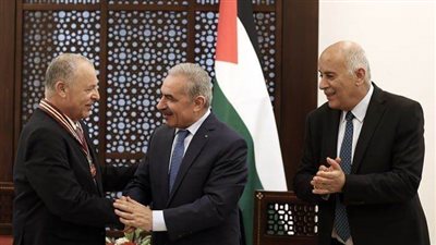 رئيس فلسطين يمنح هاني أبو ريدة وسام نجمة القدس (صور)