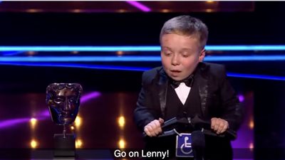 جوائز البافتا، ممثل من ذوي الاحتياجات الخاصة يفوز بجائزة أفضل أداء كوميدي (فيديو)