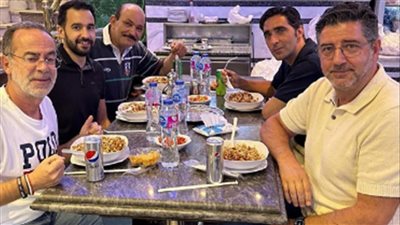 روي فيتوريا وجهاز منتخب مصر في محل كشري