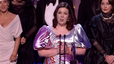 البافتا، موقف محرج لـ ليزا ماكجي خلال تسلمها الجائزة (فيديو)