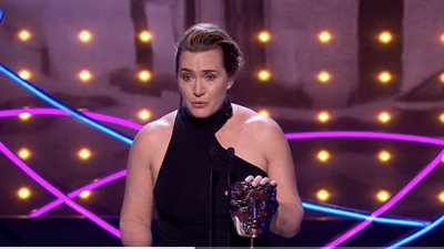  بكاء كيت وينسلت وابنتها خلال خطاب فوزها في البافتا (فيديو)