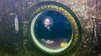 كان يتناول البيض والسلمون، رجل يقضي 74 يومًا تحت الماء ومستمر حتى الـ100