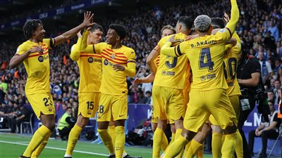 برشلونة بطلًا للدوري للمرة الـ27.. جماهير إسبانيول ترعب الجميع بعد نزول أرضية الملعب.. لاعبي البلوجرانا يفرون لغرف الملابس.. وموقف عودة ميسي للفريق (فيديو)