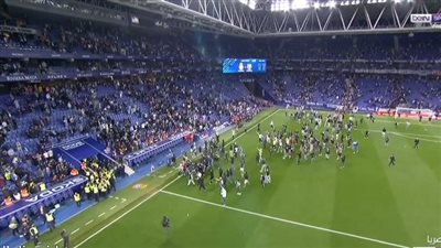 أول رد فعل من إسبانيول على اقتحام جماهيره أرض الملعب لمنع احتفال لاعبي برشلونة بلقب الليجا 