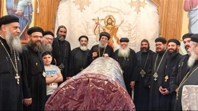 الأنبا يواقيم يطيب رفات الشهيدة دولاجي وأولادها الأربعة في كنيستها بإسنا