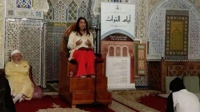 سيدة تعتلي المنبر