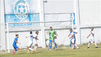 دورة ترقي القسم الثالث، منافسة ثلاثية على القمة